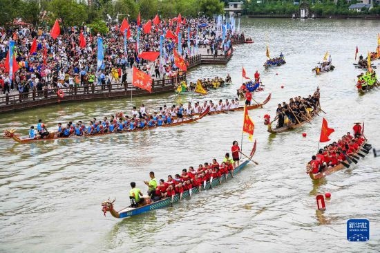 6月23日，在貴州省黔東南苗族侗族自治州施秉縣舉行的獨木龍舟節(jié)上，獨木龍舟進行水上巡游。