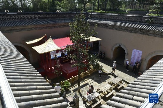 6月23日，游人在三門峽市陜州地坑院景區(qū)內(nèi)游覽。