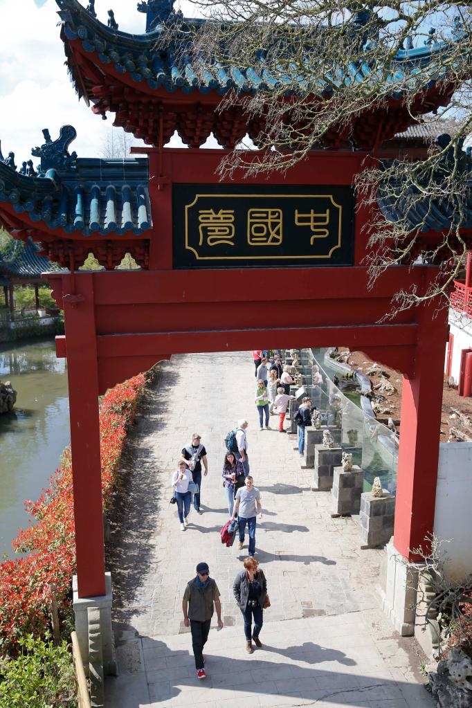 在比利時(shí)天堂動(dòng)物園的中國園，游客從牌樓下走過。