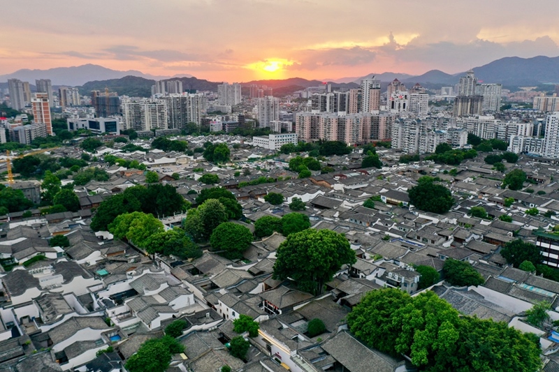 2021年7月10日，夕陽映照下的福州三坊七巷文化歷史街區(qū)。