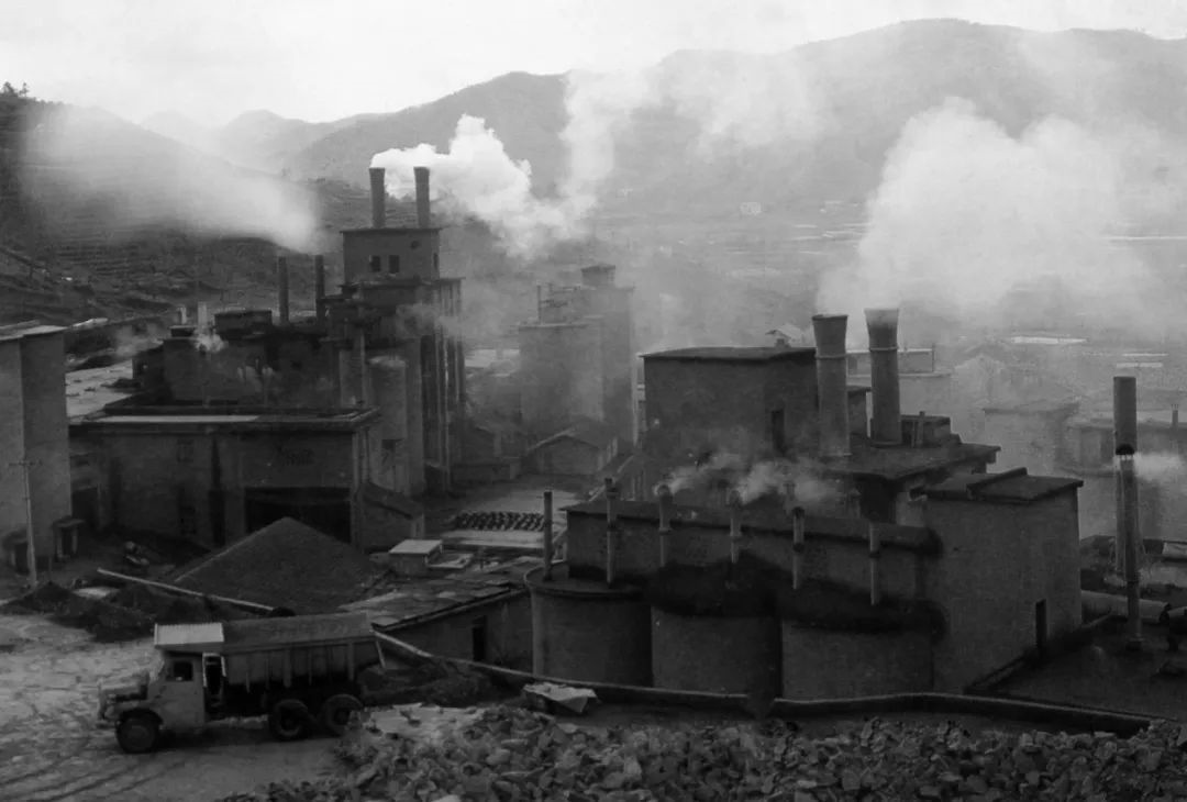 上世紀(jì)80年代，余村開礦山、辦水泥廠。（圖源：安吉縣委宣傳部）
