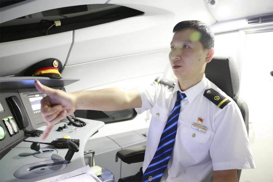 陳承儀駕駛動(dòng)車組列車執(zhí)行標(biāo)準(zhǔn)作業(yè)。陳巍攝