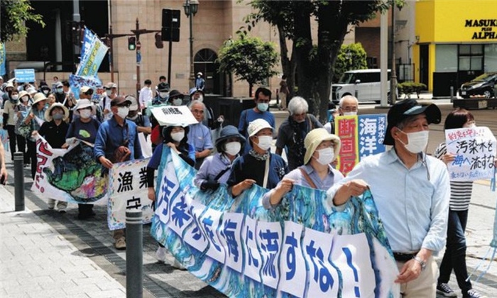 6月20日，日本民眾在福島縣政府周圍舉行抗議活動，強烈反對核污水排海計劃。（圖片來源：《東京新聞》）