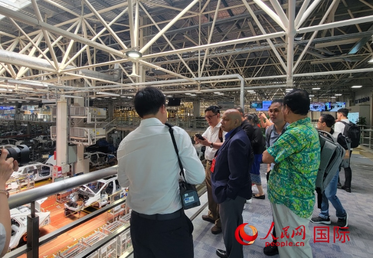 外媒記者在廣汽埃安車間參觀。人民網 寧玉瑛攝