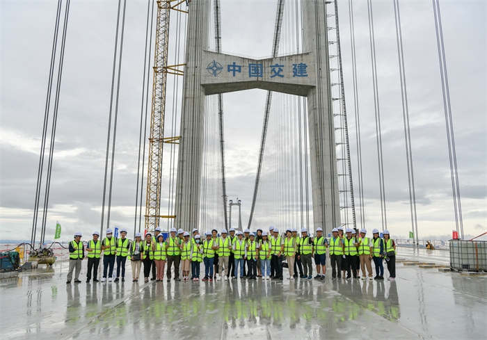 瀾湄六國媒體記者代表在建設(shè)中的深中通道伶仃洋大橋施工現(xiàn)場(chǎng)合影。（中交集團(tuán)供圖）
