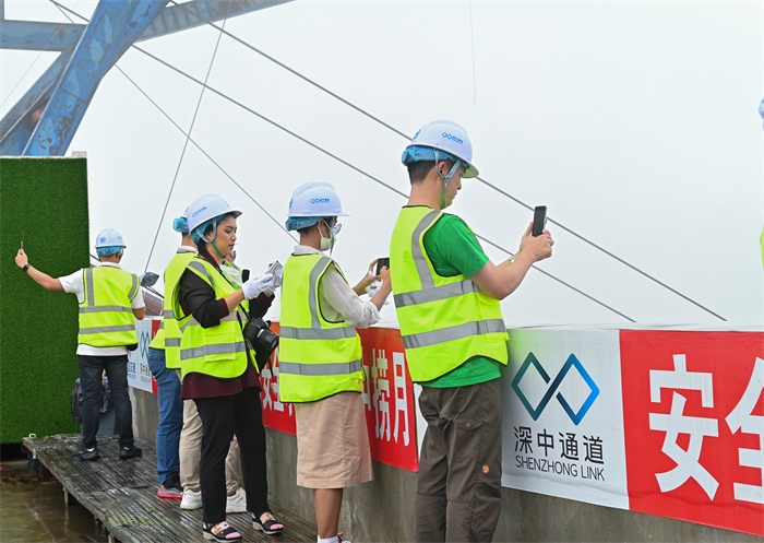 瀾湄六國媒體記者代表在建設(shè)中的深中通道伶仃洋大橋270米高塔之上拍照。中交集團(tuán)供圖