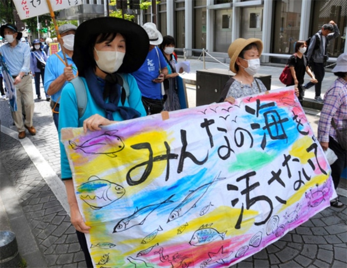 2023年6月20日，日本民眾在福島縣政府周圍舉行抗議活動(dòng)，強(qiáng)烈反對(duì)核污水排海計(jì)劃，呼吁保護(hù)漁業(yè)資源。圖片來源：《朝日新聞》