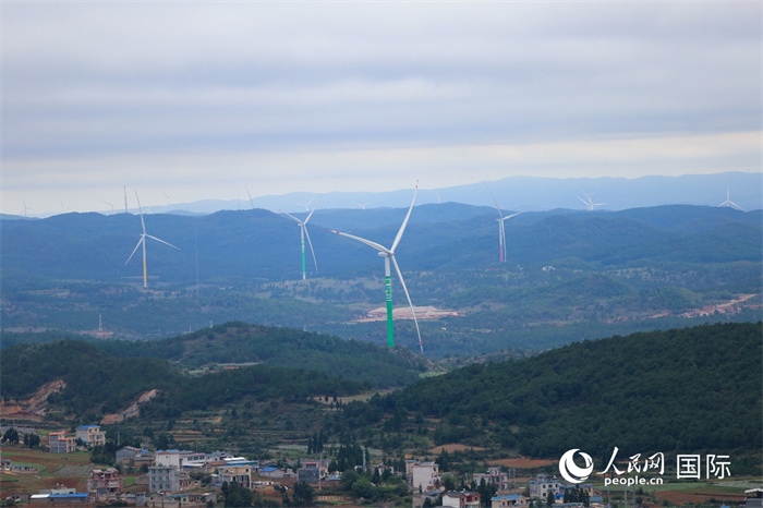 圖為位于云南省曲靖市富源縣的富源西風(fēng)電基地。（人民網(wǎng) 李發(fā)興攝）