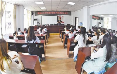  圖②：法院干警向參加活動(dòng)的學(xué)生和家長(zhǎng)講解暑假安全教育知識(shí)。