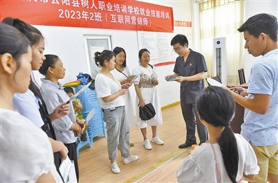  圖③：法院干警現(xiàn)場(chǎng)指導(dǎo)鄉(xiāng)村“代理家長(zhǎng)”如何正確管護(hù)留守兒童。