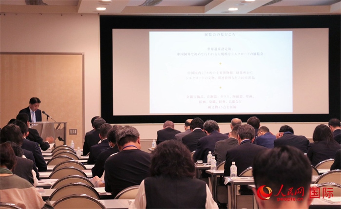 富士美術館文藝部長平野賢一介紹展覽內容。（人民網 許可攝）