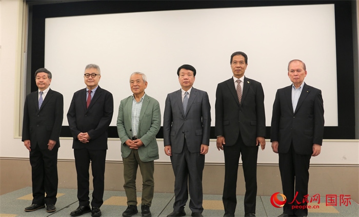 主辦方與嘉賓合影。（人民網 許可攝）