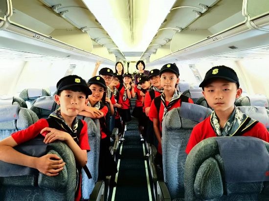 文縣東壩童聲合唱團(tuán)的孩子們在飛機(jī)上。