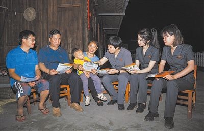 “法治屋場會”上，法院黨員志愿服務隊在給種植戶普及法律知識。