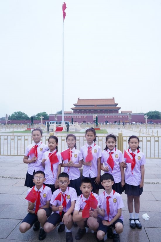 文縣東壩童聲合唱團(tuán)的孩子們在天安門廣場合影。