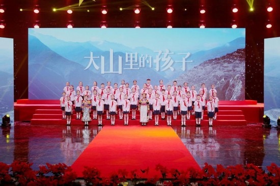 文縣東壩童聲合唱團(tuán)的孩子們在甘肅廣播電視總臺青少頻道錄節(jié)目。