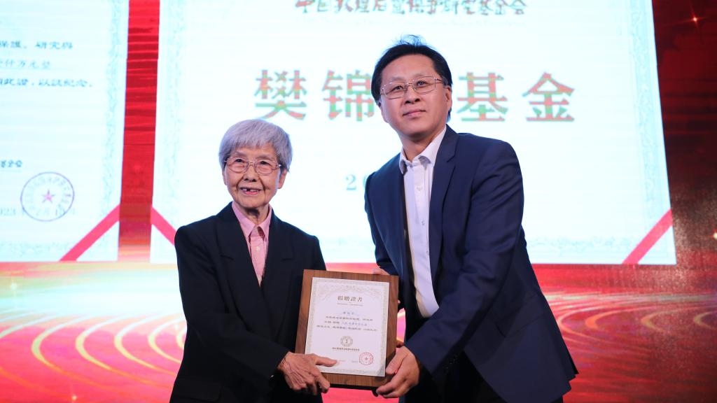 國家文物局黨組成員、副局長解冰（右）為樊錦詩（左）頒發(fā)捐贈證書。新華社記者張睿 攝