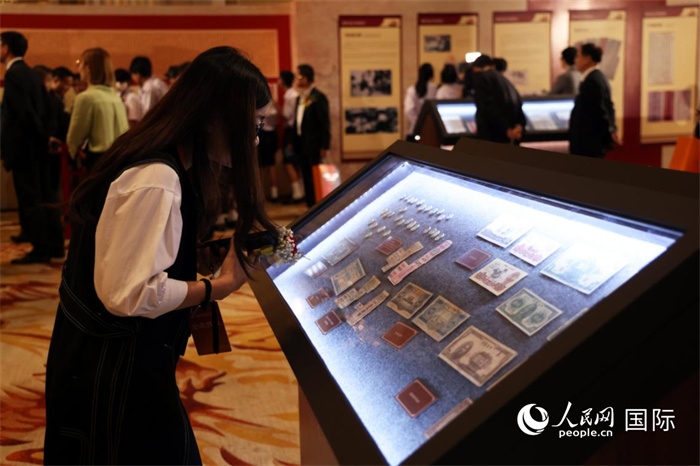 觀眾在“三江出海 一紙還鄉(xiāng)”僑批歷史文化展上觀賞展品。人民網(wǎng)記者楊一攝