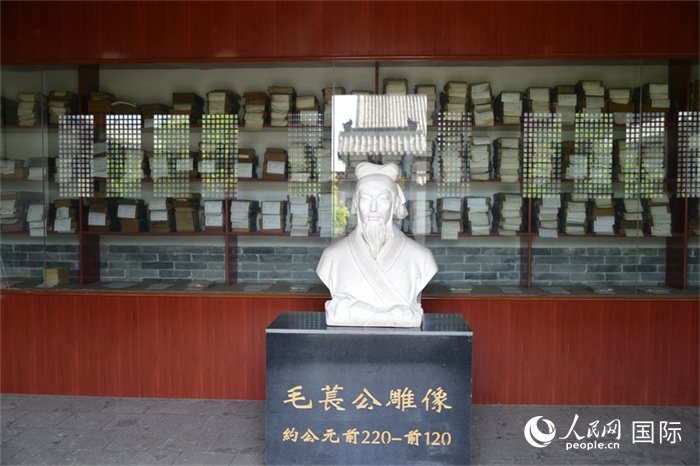 河間詩經(jīng)齋毛萇雕像。雕像后書櫥中陳列的是歷代各版本《詩經(jīng)》及譯本。 人民網(wǎng) 趙昭攝