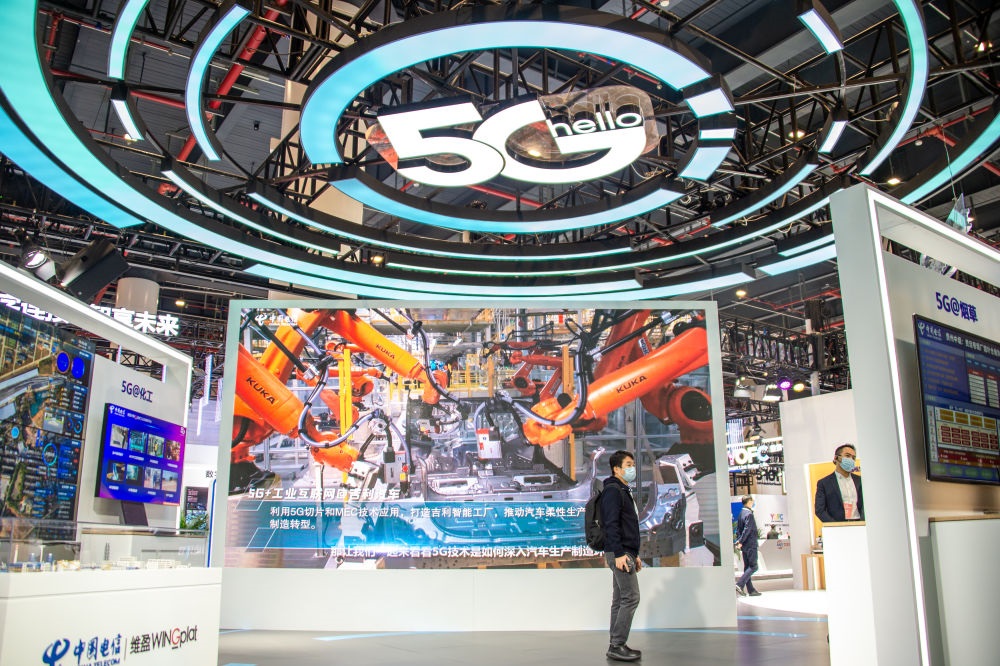 在位于湖北省武漢市的中國(guó)光谷科技會(huì)展中心拍攝的“5G+工業(yè)互聯(lián)網(wǎng)成果展”現(xiàn)場(chǎng)（2021年11月20日攝）。新華社記者 伍志尊 攝