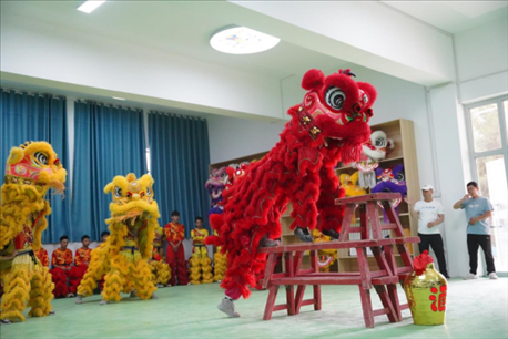 開(kāi)課儀式現(xiàn)場(chǎng)，疏附縣第一中學(xué)舞獅隊(duì)的醒獅表演。