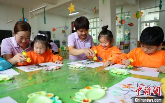 在肥西縣山南鎮(zhèn)中心幼兒園，孩子們在老師的指導(dǎo)下作畫。陳家樂 攝