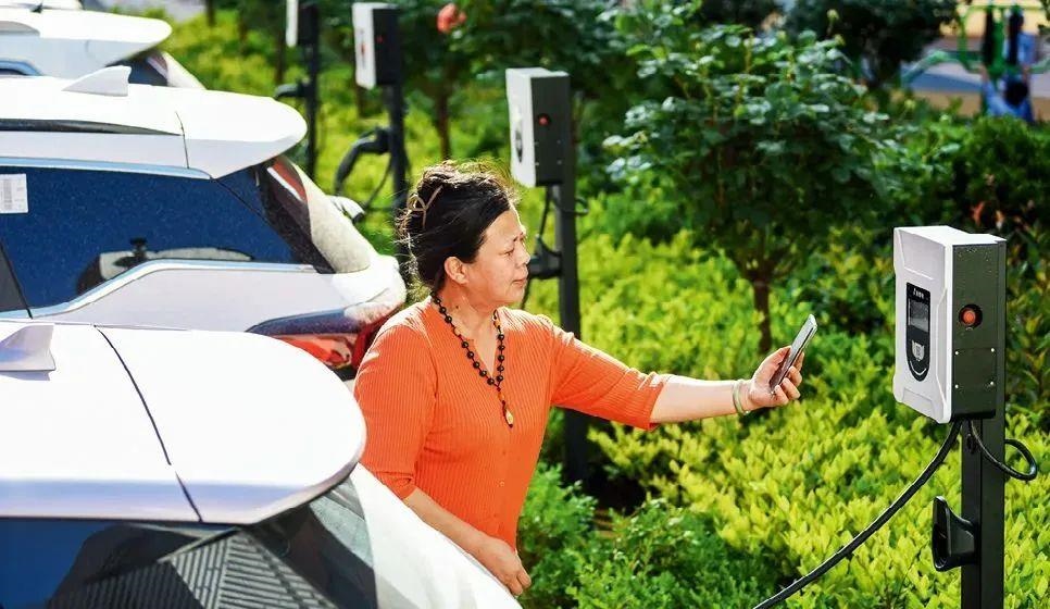 2023年5月24日，山東省膠州市新立街小區(qū)內(nèi)一位居民使用電動汽車充電樁掃碼充電。該小區(qū)加裝各類智慧設(shè)備，打造“智慧社區(qū)”，為居民生活帶來便利。