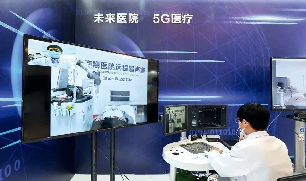 2021年5月7日，上海瑞金醫(yī)院，醫(yī)生通過遠(yuǎn)程控制5G機(jī)械臂為病人做B超。