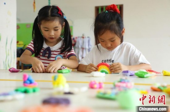 在肥西縣山南鎮(zhèn)中心幼兒園，孩子們在做彩色泥塑。陳家樂 攝