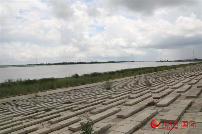 孟加拉國帕德瑪大橋河道整治工程北岸整治區(qū)域長1.5千米，南岸長11.5千米，是目前世界上規(guī)模最大的河道整治工程。人民網(wǎng)記者 孫廣勇攝