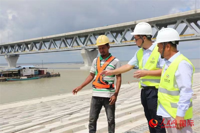 孟加拉國帕德瑪大橋河道整治工程北岸整治區(qū)域長1.5千米，南岸長11.5千米，是目前世界上規(guī)模最大的河道整治工程。人民網(wǎng)記者 孫廣勇攝