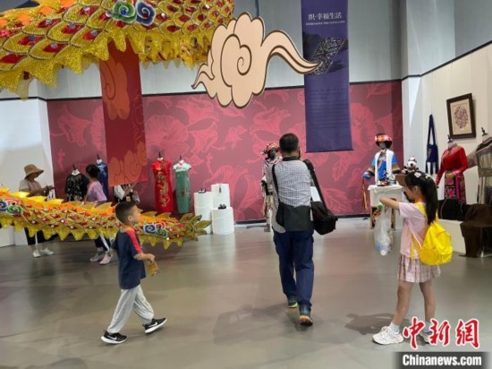 市民參觀展覽。祝歡 攝