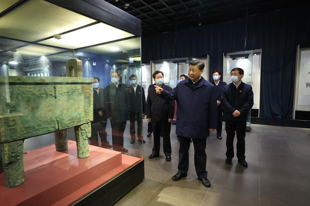 2022年10月26日至28日，中共中央總書記、國(guó)家主席、中央軍委主席習(xí)近平在陜西省延安市、河南省安陽(yáng)市考察。這是28日下午，習(xí)近平在安陽(yáng)市殷墟博物館考察。新華社記者 鞠鵬 攝
