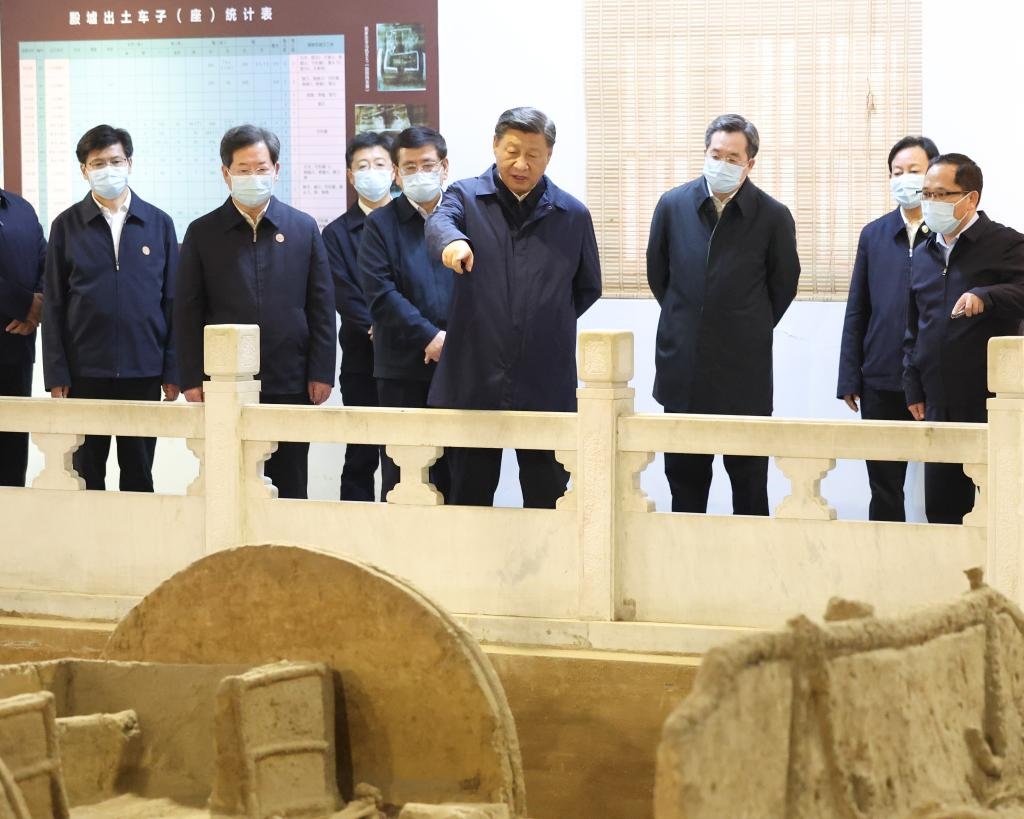 2022年10月26日至28日，中共中央總書記、國(guó)家主席、中央軍委主席習(xí)近平在陜西省延安市、河南省安陽(yáng)市考察。這是28日下午，習(xí)近平在安陽(yáng)市殷墟遺址考察。新華社記者 丁林 攝