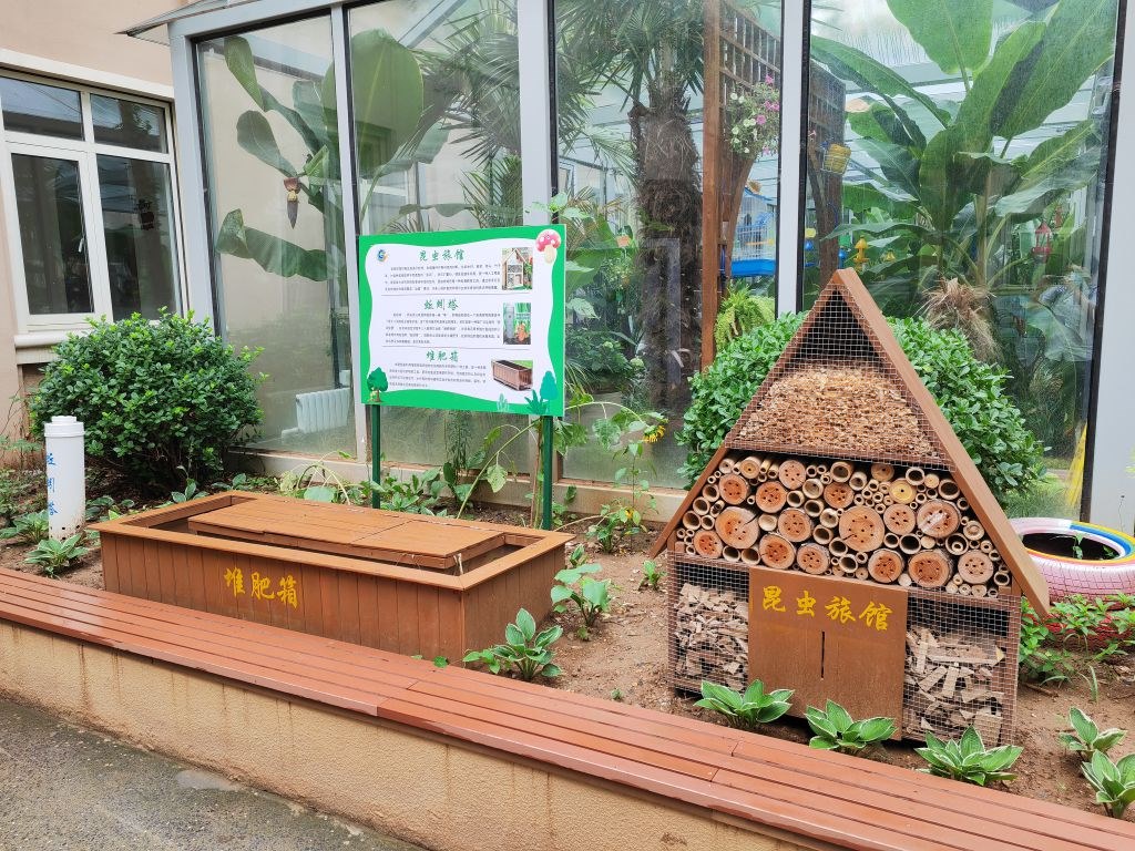 7月14日，大連市甘井子區(qū)實驗小學(xué)“識嫣園”里的堆肥箱。新華社記者張博群攝