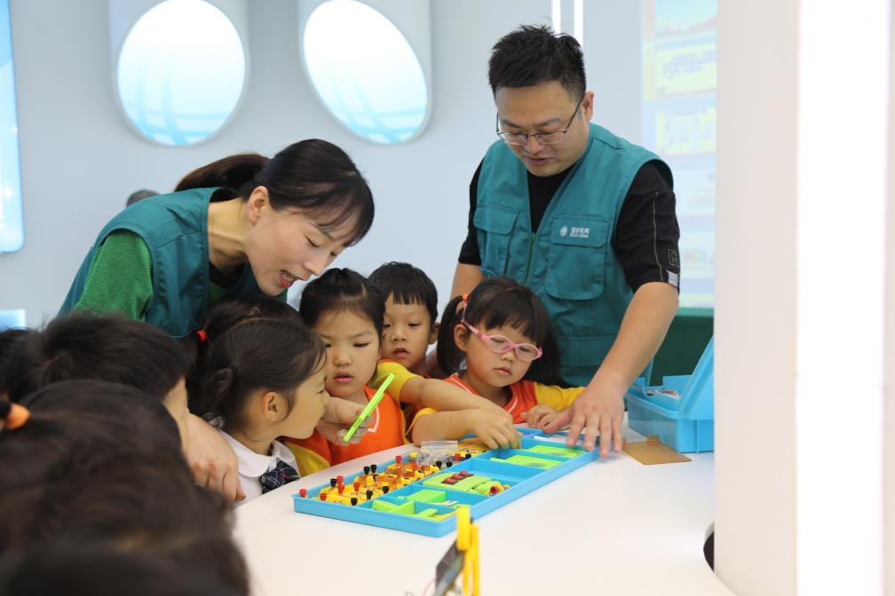 7月12日，浙江寧波奉化區(qū)實驗小學(xué)，暑托班孩子學(xué)習(xí)暑期安全用電和節(jié)能知識。新華社記者張璇攝