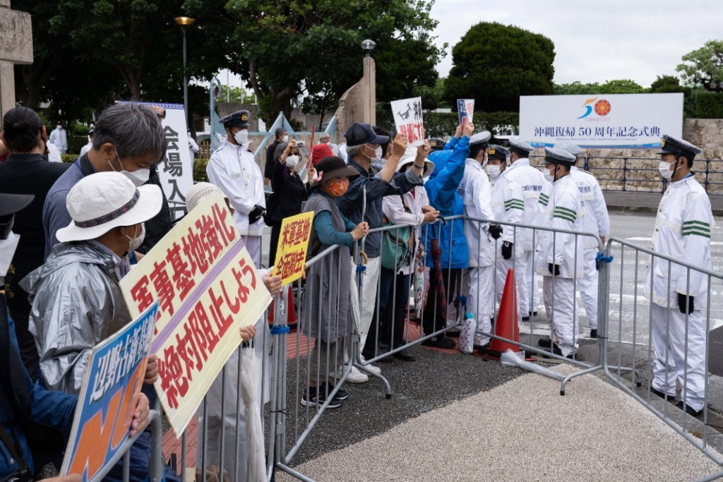 2022年5月15日，在日本沖繩，人們?cè)跊_繩回歸日本本土50周年紀(jì)念儀式現(xiàn)場(chǎng)外抗議。新華社記者張笑宇攝