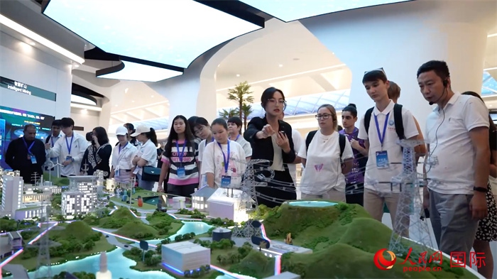 “上合小記者”在華為北京研究院參觀。實(shí)習(xí)生 方明軒攝