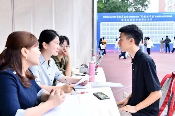 2023年5月7日，四川省2023屆高校畢業(yè)生專場招聘會(huì)暨“百校對千企”大型校企對接交流活動(dòng)在成都理工大學(xué)舉行。（四川省教育廳供圖）