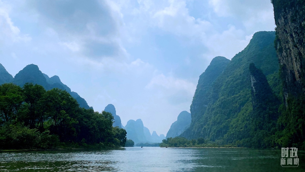 漓江流域國家地表水考核斷面連續(xù)6年保持Ⅱ類水質(zhì)，2022年漓江入選國家首批美麗河湖案例。（總臺(tái)央視記者張宇拍攝）