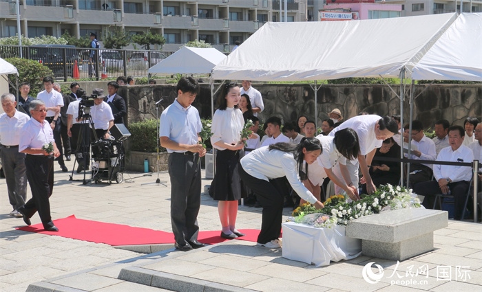 日本當?shù)孛癖?、在日華僑華人等依次向聶耳紀念碑敬獻鮮花。人民網(wǎng) 許可攝