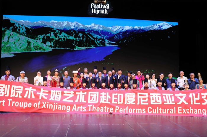 演出結(jié)束后陸慷大使和夫人及印尼官員與演職人員合影。中國(guó)駐印度尼西亞大使館供圖