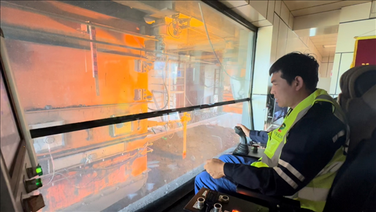 國家電投內(nèi)蒙古公司南露天煤礦裝車站司機石繼立的操縱下，一次性60噸的煤炭穩(wěn)穩(wěn)裝入車廂。人民網(wǎng) 金洪花攝
