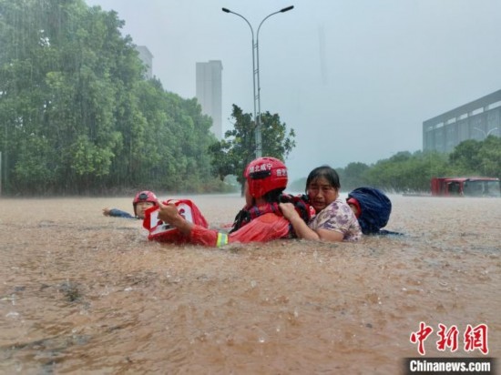 湖北咸寧暴雨引發(fā)內(nèi)澇， 消防營救民眾 朱燕林 攝
