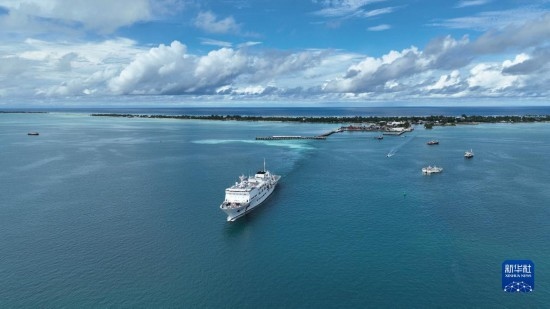 7月22日，中國海軍“和平方舟”號醫(yī)院船結(jié)束基里巴斯訪問，駛離塔拉瓦港。新華社發(fā)（桂江波 攝）