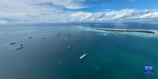 7月22日，中國海軍“和平方舟”號醫(yī)院船結(jié)束基里巴斯訪問，駛離塔拉瓦港。新華社發(fā)（桂江波 攝）