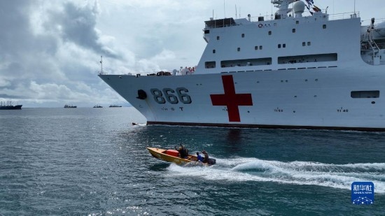 7月22日，中國海軍“和平方舟”號醫(yī)院船駛離塔拉瓦港途中，基里巴斯當(dāng)?shù)孛癖婑{船揮手告別。新華社發(fā)（桂江波 攝）