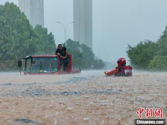 湖北咸寧暴雨引發(fā)內(nèi)澇，消防營救疏散民眾 朱燕林 攝