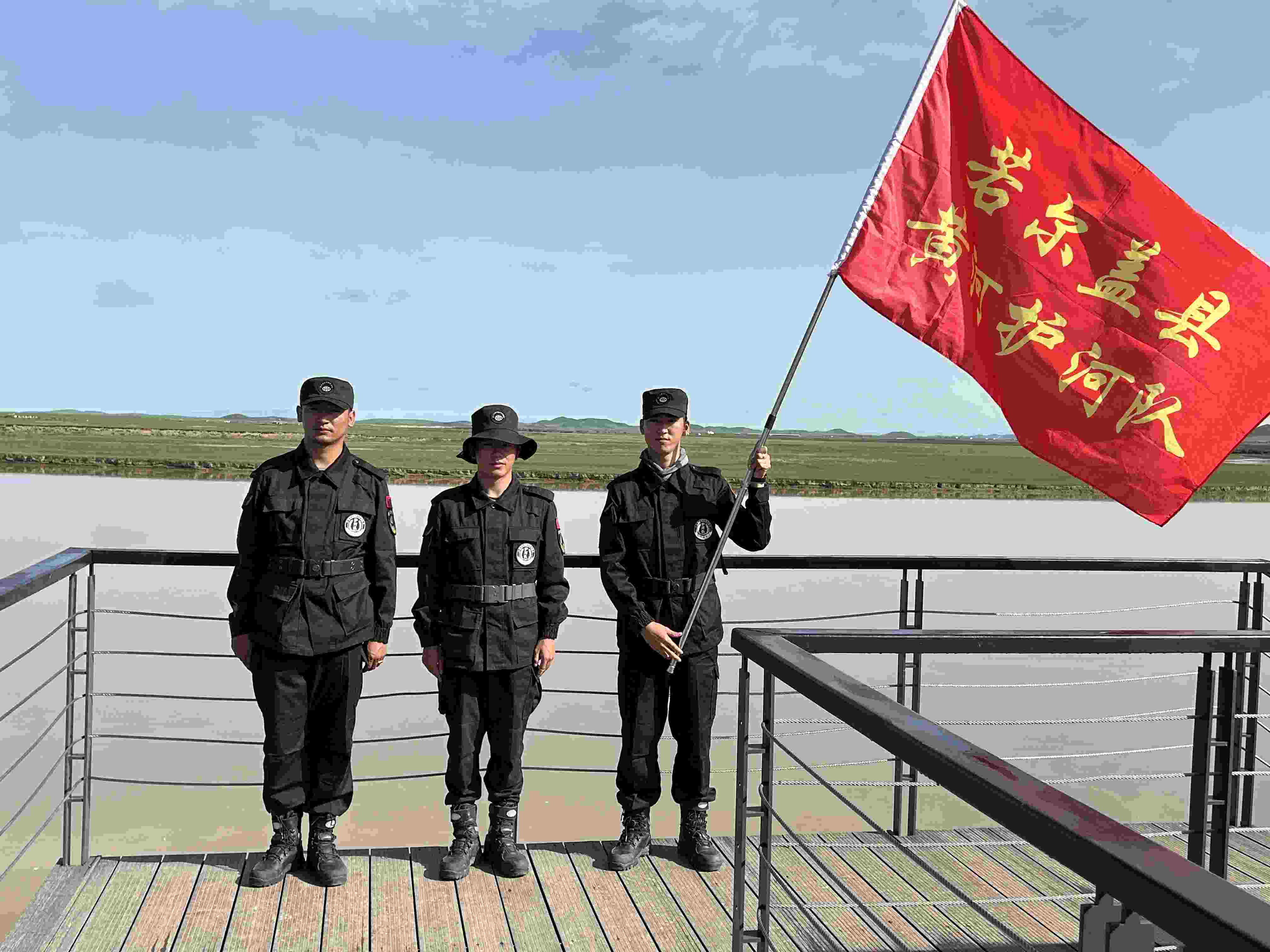 若爾蓋縣黃河護(hù)河隊(duì)。人民網(wǎng) 周靜圓攝