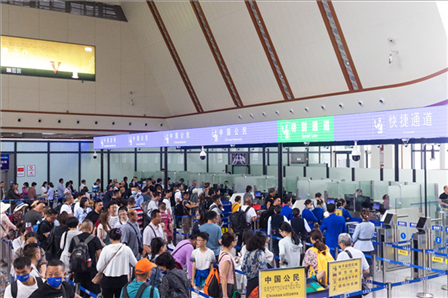 7月22日，乘坐中老鐵路國(guó)際旅客列車的旅客在磨憨邊檢大廳排隊(duì)候檢。衛(wèi)海林 攝
